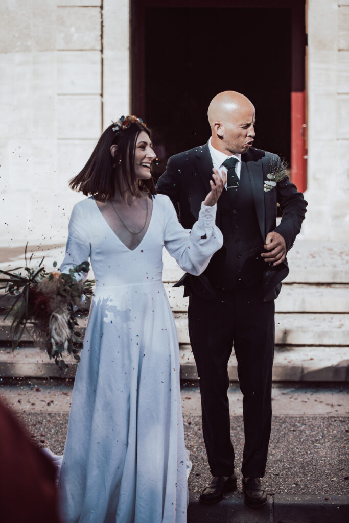 robe de mariée en lin avec décolleté plongeant et dos nu