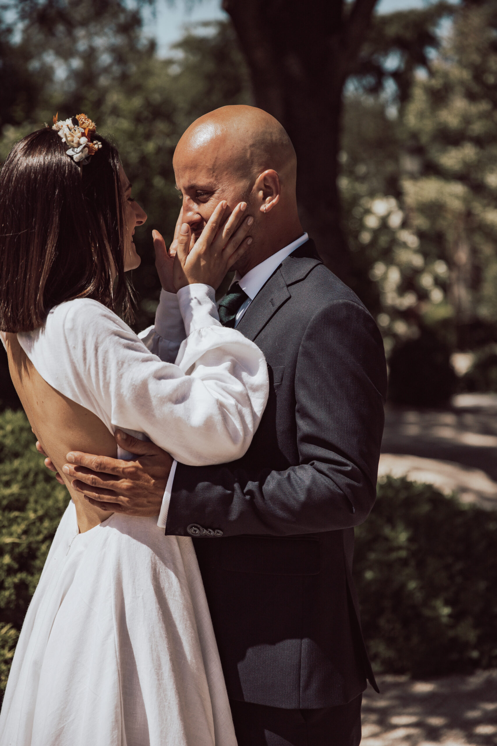 robe de mariée en lin avec décolleté plongeant et dos nu dos nus plongeant et cote bien ouvert