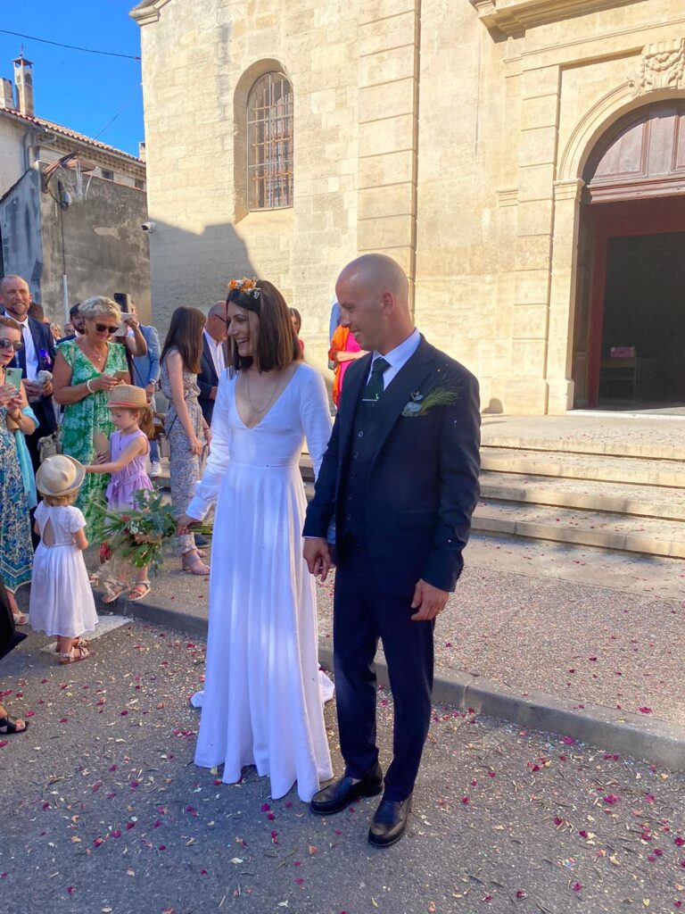 robe de mariée en lin avec décolleté plongeant et dos nu